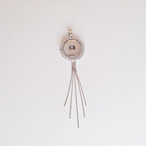 Silver coloured round pendant with rhinestone surround and tassel for 18 mm snap