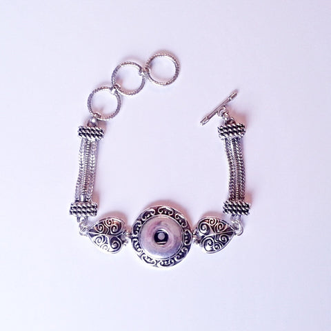 Silver coloured bracelet with rhinestone surround and metal hearts for 18 mm snap
