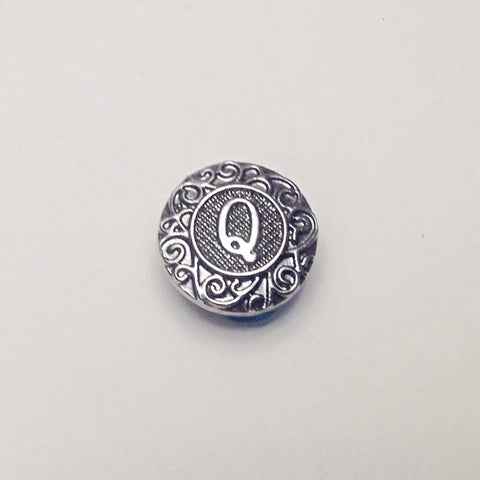 Antique silver coloured letter Q 18 mm snap