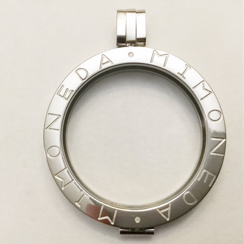 Silver coloured with etched Mi Moneda around the front of the frame locket to fit 33 mm coin