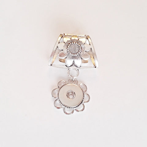 Silver coloured flower scarf holder for 18 mm snap