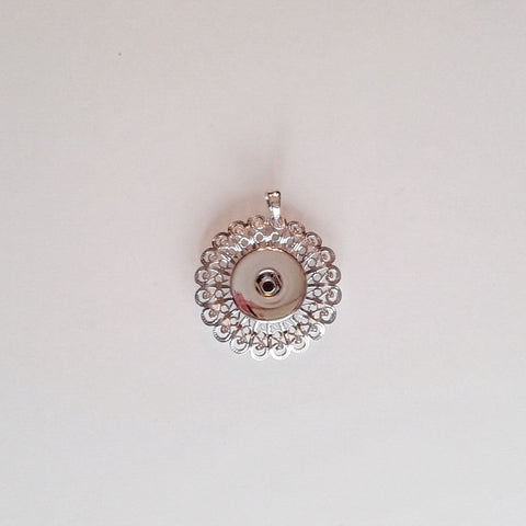 Silver coloured hollow flower shaped pendant for 18 mm snap