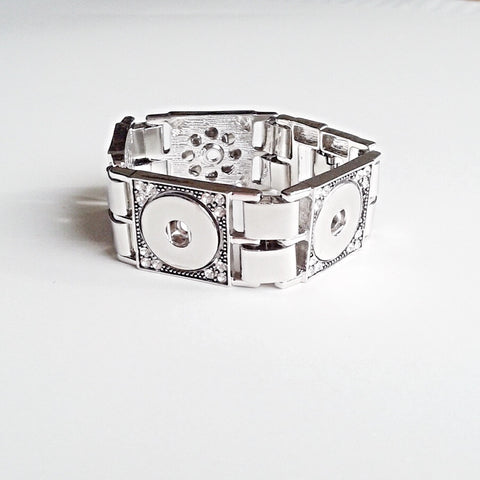 Silver coloured bracelet  with squares that fits four 18 mm snaps