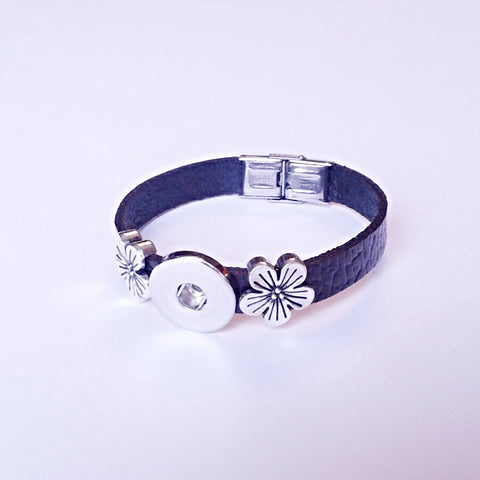 Black stiff leather bracelet with silver flower on each side for 18 mm snap