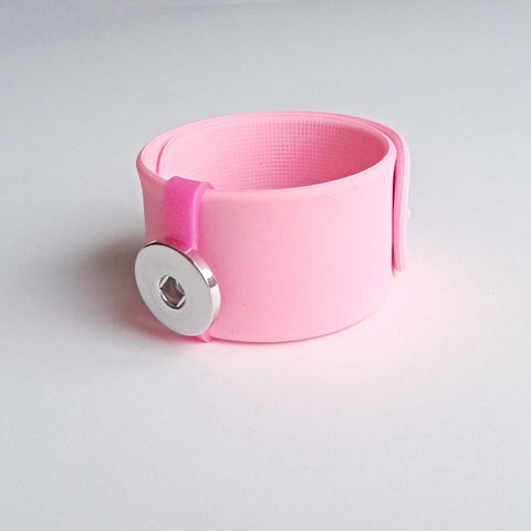 Pink coloured wide snap to wrist bracelet for 18 mm snap