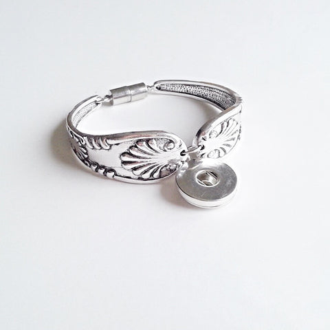 Silver coloured thick bangle with leaf and filigret design and magnetic clasp for 18 mm snap