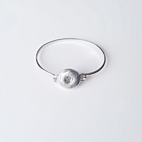 Silver coloured bangle with plain removable top for 18 mm snap
