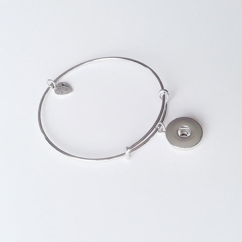 Silver coloured expandable bangle with heart charm and pendant for 18 mm snap