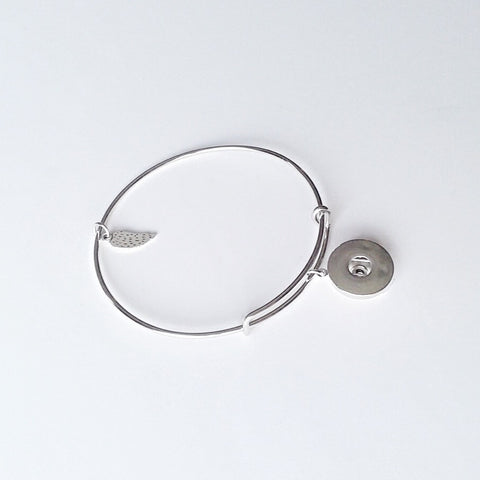 Silver coloured expandable bangle with wing charm and pendant for 18 mm snap