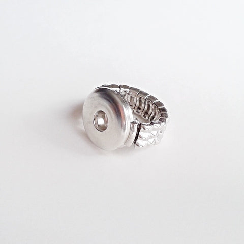 Silver coloured geometric pattern spring band ring fits Canadian ring size 6.5 to 9 for 18 mm snap
