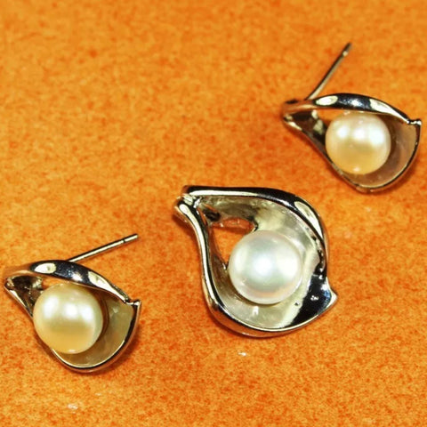 Nestled Pearl Earring an